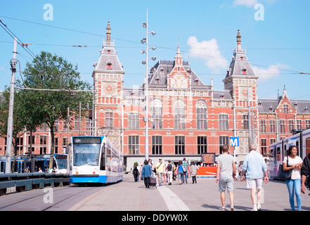 Vue sur la Gare Centrale d'Amsterdam un jour d'été avec près de tram sur la gauche Banque D'Images