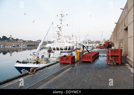 Le déchargement des chalutiers au thon et du marché de poissons vente aux enchères ou crieur public de Concarneau Bretagne France Banque D'Images