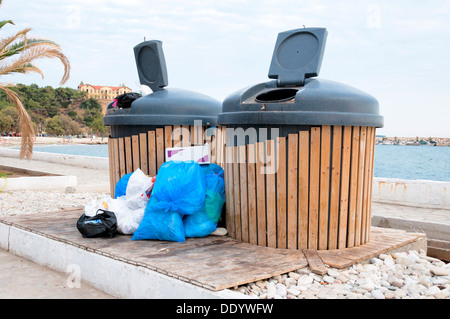 Deux conteneurs complets sur la plage Banque D'Images