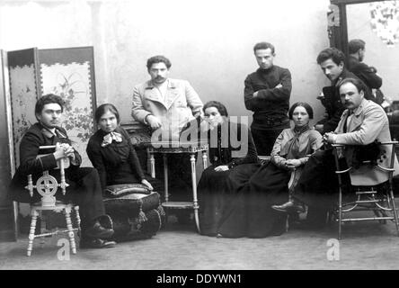 Les étudiants, les membres d'une cellule révolutionnaire à Saint-Pétersbourg, en Russie, 1908. Artiste : Anon Banque D'Images