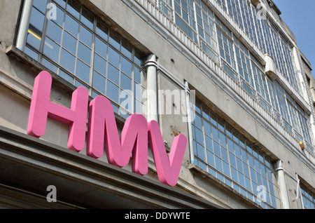 Logo HMV en dehors de leur magasin de disques dans Oxford Street, Londres, Royaume-Uni. Banque D'Images