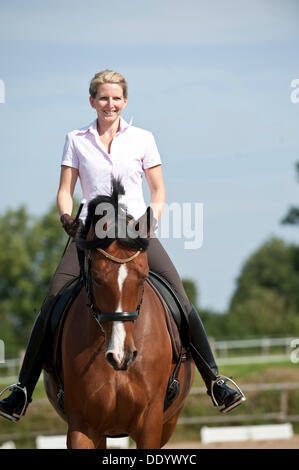 Woman riding a horse Hanovre Banque D'Images