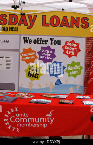 Bournemouth, Royaume-Uni 9 septembre 2013. Un 'pop up shop prêt de jour du Jugement dernier" est mis en place en place de Bournemouth pour coïncider avec les dernières Unite de données sur le nombre de personnes empruntent pour passer à travers les mois ; une nouvelle étude révèle le montant d'argent que la difficulté s'unir les membres doivent emprunter chaque mois pour faire des extrémités se réunir a triplé depuis 2012 pour £660. Banque D'Images