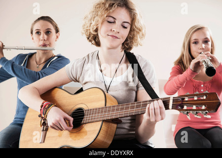 Les adolescents de faire de la musique ensemble Banque D'Images