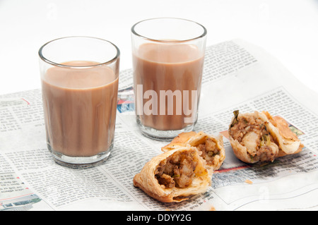 Chai indien avec des samossas sur isolé sur fond blanc journal Banque D'Images