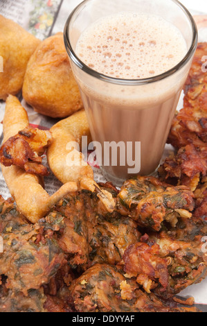 Close-up de chai avec pakoras , bhajiyas et boules de pommes de terre frites Banque D'Images