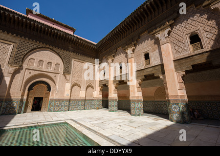 Inscriptions et motifs géométriques sculptés en plâtre, la décoration de la cour intérieure de la Medersa Ben Youssef, Marrakech, Maroc Banque D'Images