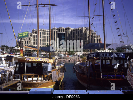 Tour bateaux amarrés à la marina de la ville d'Eilat Israël Banque D'Images