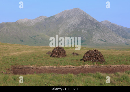 Des tas de tourbe dans les montagnes Maumturk (comté de Galway) dans le Connemara en Irlande Banque D'Images