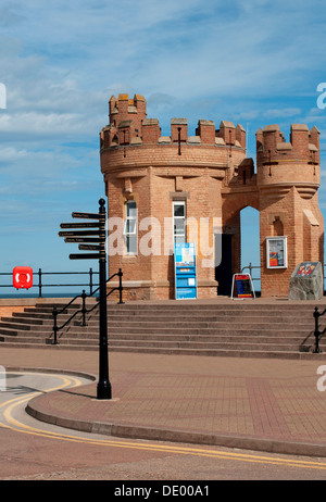 Image ensoleillée brillante de la porte d'entrée de Withernsea Beach, East Riding of Yorkshire, Angleterre montrant l'une des Pier Towers Banque D'Images