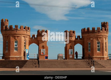 Withernsea - UNE charmante station balnéaire du Yorkshire de l'est, en Angleterre, a été photographiée lors d'une journée ensoleillée avec l'entrée à la plage de Withernsea. Banque D'Images