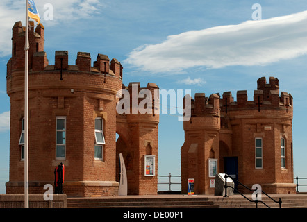 Image lumineuse et ensoleillée de la porte d'entrée de Withernsea Beach, East Yorkshire, Royaume-Uni montrant Pier Towers Banque D'Images