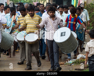 Batteurs indien dans un indien au cours de la rue festival hindou Ganesha Chaturthi . Puttaparthi, Andhra Pradesh, Inde Banque D'Images