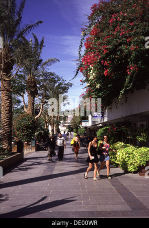 Les piétons circulant à la promenade de bord de mer, à Eilat, Israël ville resort Banque D'Images