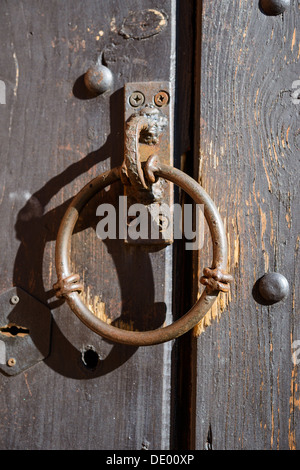 Vieille porte en bois sur le heurtoir Banque D'Images