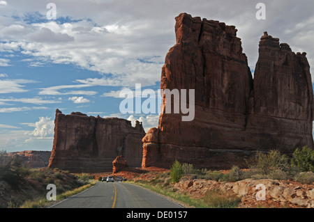 Route panoramique traversant Parc National Arches dans l'Utah près de dunes pétrifiées Banque D'Images