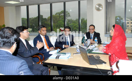 Islamabad, Pakistan. Sep 9, 2013. Document de cours de droit par pid ministre d'État aux télécommunications et il rahmand anushia avec MM. akhlaq tarrar secretray fédéral rencontre avec délégation d'une banque étrangère conduite par M. Steve donovan à Islamabad (Photo par PID/Deanpictures/Alamy Live News Banque D'Images