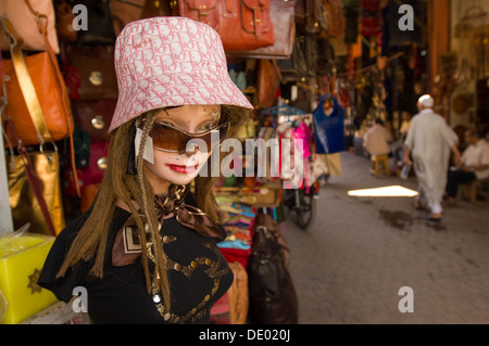 Western-style mannequin portant un faux Dior hat dans le souk de Marrakech, Maroc Banque D'Images