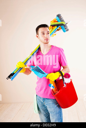 Homme avec les accessoires de nettoyage Banque D'Images