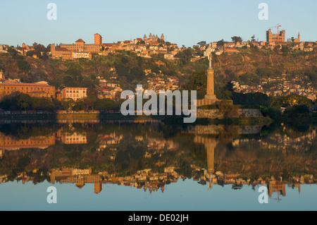 Haut de la ville sur la Colline Vazimba, reflété dans le lac Anosy au coucher du soleil, Antananarivo, Madagascar Banque D'Images