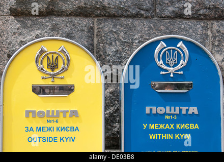 Boîte postale à la rue à Kiev Banque D'Images
