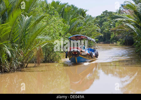 Bateau d'excursion sur un canal latéral de la rivière Mekong, Delta du Mékong, Vietnam, Asie Banque D'Images