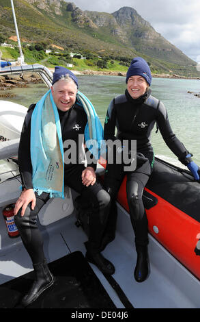 Simonstown, Afrique du Sud. Sep 9, 2013. Alan Winde MEC des finances, du développement économique et du Tourisme de l'ouest du cap, et Judy Lain (Directeur Marketing chez Wesgro) s'est rendu pour la plongée requins vache dans la baie de False. Septembre est le Mois du tourisme, une campagne annuelle conduite par le Département national du tourisme en partenariat avec les gouvernements provinciaux du Tourisme, et la ville du Cap et le Cap occidental thème est 'l'eau nous connecte'. Banque D'Images