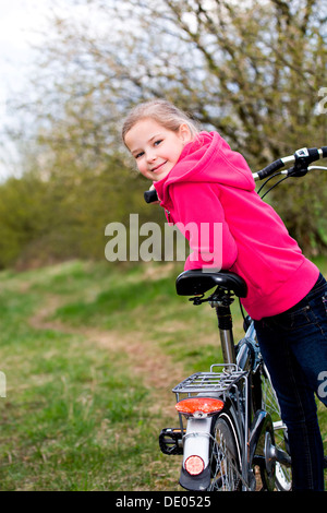 Girl with bicycle Banque D'Images