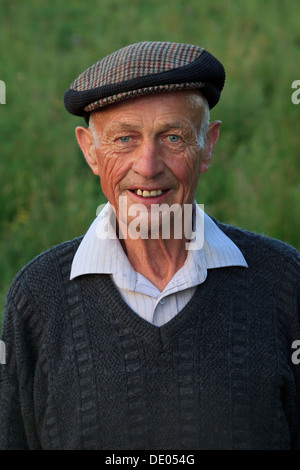 Tommy, l'ancien propriétaire de l'Dolmen de Poulnabrone dans le comté de Clare, Irlande Banque D'Images