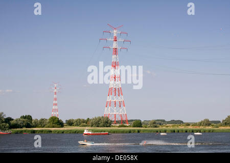 Pylônes près du stade, les lignes électriques qui traversent le fleuve Elbe, Basse-Saxe Banque D'Images