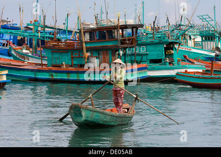 Vietnamienne dans un bateau à rames, Phu Quoc Island, Vietnam, Asie du sud-est Banque D'Images