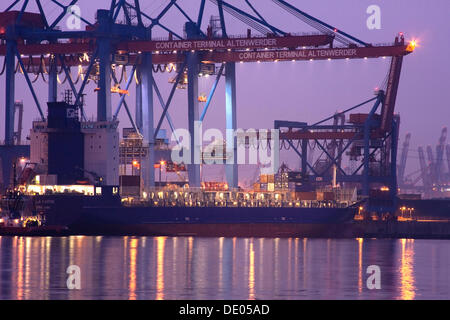 Porte-conteneur est chargé au crépuscule, Terminal à conteneurs Altenwerder, port de Hambourg, Hambourg Banque D'Images