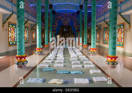 Portique et l'autel dans le sanctuaire à l'intérieur du temple de Cao Dai, Tay Ninh, Vietnam, Asie Banque D'Images