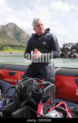 Simonstown, Afrique du Sud. Sep 9, 2013. Alan Winde MEC des finances, du développement économique et du Tourisme de l'ouest du Cap, est allé pour la plongée requins vache dans la baie de False. Septembre est le Mois du tourisme, une campagne annuelle conduite par le Département national du tourisme en partenariat avec les gouvernements provinciaux du Tourisme, et la ville du Cap et le Cap occidental thème est 'l'eau nous connecte'. L'un des plus primitifs d'espèces de requins dans le monde, la vache de requins sont l'une des deux espèces qui ont sept branchies et varient en taille de 1,4 à 3,5 mètres. Banque D'Images