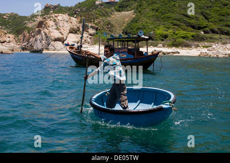 Pêcheur vietnamien dans son panier flottant, Vinh Hy, Vietnam, Asie Banque D'Images