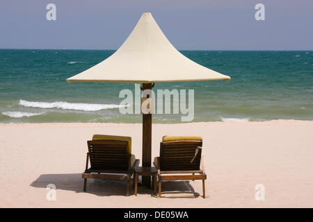 Parasol et chaises longues à la plage, Saigon Mui Ne Resort, Mui Ne, Vietnam, Asie Banque D'Images