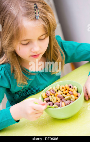 Young Girl eating cornflakes du bol Banque D'Images