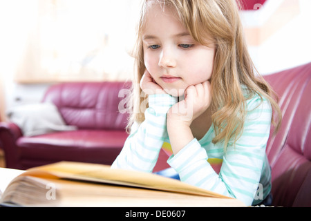 Petite fille à la lecture Banque D'Images