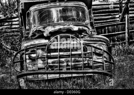 Vieux, abandonnés, la rouille de l'extraction du charbon dumb chariot. Et bien battues utilisées dans mine de charbon en Alberta badlands, près de Drumheller. B&W Banque D'Images