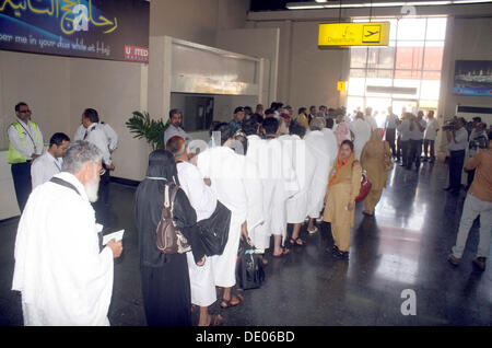 Pèlerins pakistanais se tenir dans une file d'attente à l'Aéroport International Jinnah Hajj Terminal au conseil du premier vol à partir de Jeddah, comme ils le départ pour le pèlerinage annuel en Arabie Saoudite, dans la région de Karachi le lundi, Septembre 09, 2013. Pakistan International Airlines (PIA) le lundi a commencé l'opération Hadj. Décollage de Karachi à 3:00pm. Cette année 143'000 pèlerins pakistanais va accomplir le hadj en régime de gouvernement. Banque D'Images