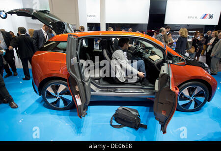 Francfort-sur-Main, Allemagne. 09 août, 2013. Voir les journalistes j3 voiture électrique par fabricant de voiture BMW au salon de Francfort (IAA) à Francfort, Allemagne, 09 septembre 2013. La 65ème IAA aura lieu du 12 au 22 septembre 2013. Photo : BORIS ROESSLER/dpa/Alamy Live News Banque D'Images