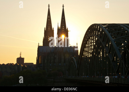 L'humeur du soir, la cathédrale de Cologne et pont Hohenzollernbrücke, Cologne, Rhénanie du Nord-Westphalie, PublicGround Banque D'Images