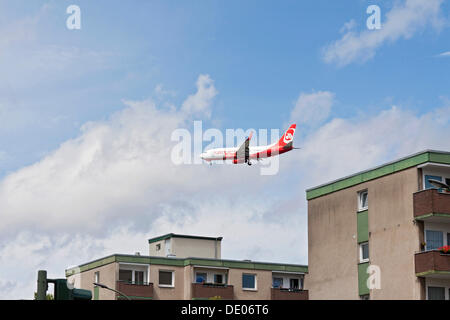 Avion de passagers, Air Berlin, près de l'aéroport, volant au-dessus des immeubles, le bruit des avions, Berlin Banque D'Images