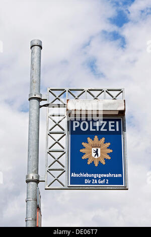 Signer, 'Polizei, Abschiebegewahrsam', l'allemand pour "police, détention avant expulsion', dir ZA FEM 2, installation d'expulsion Banque D'Images