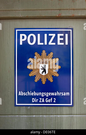 Panneau "Polizei, Abschiebegewahrsam» etainment allemand, pour "avant la déportation', dir ZA FEM 2, installation d'expulsion, la prison Banque D'Images