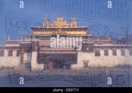 Temple Utse vue à travers un drapeau de prière, Monastère de Samye Samye, Tibet, Banque D'Images