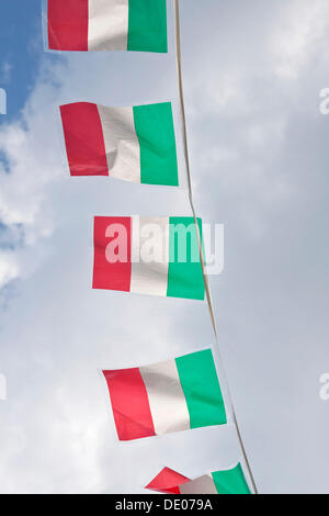 Les petits drapeaux nationaux d'Italie suspendu à une ligne, l'Italie, l'Europe Banque D'Images