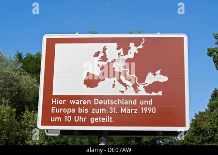 Information Board, signe, ici l'Allemagne et l'Europe ont été divisé jusqu'au 31 mars 1990 à 10 heures, mur de Berlin, frontière, frontière Banque D'Images