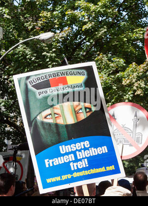 Signer avec une femme voilée, lettrage "Unsere Frauen bleiben frei !', l'allemand pour "notre femme restera !', Pro des citoyens de l'Allemagne Banque D'Images