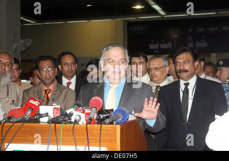 Directeur général de la compagnie aérienne Pakistan International, le capitaine Junaid Younas parle aux médias à l'Aéroport International Jinnah Hajj Terminal, le lundi, Septembre 09, 2013. Pakistan International Airlines (PIA) le lundi a commencé l'opération Hadj. Décollage de Karachi à 3:00pm. Cette année 143'000 pèlerins pakistanais va accomplir le hadj en régime de gouvernement. Banque D'Images